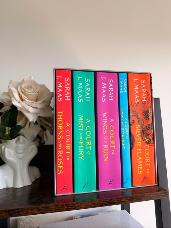 Other - A Court of Thorn and Roses- Darah J. Maas Boxed Set -